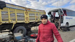 Yolcu otobüsü kamyona arkadan çarptı: 3 ölü, 33 yaralı