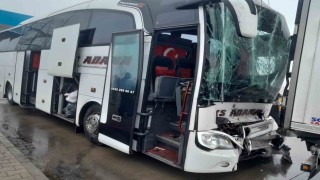 Yolcu otobüsü tıra çarptı: 8 yaralı