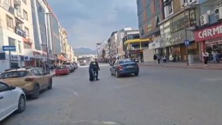 Yolun karşısına geçmek isteyen yaşlı kadına polis yardım etti