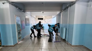 Yüksekovada yükümlüler yarıyılda öğrenciler için kolları sıvadı