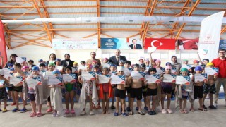 Yüzücüler belgelerini aldı