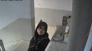 Zillere bastı, kamerayı görünce göbek attı