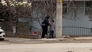 Üşüyen Polise Atkısını Veren Çocuk Gönülleri Isıttı