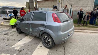 2 otomobil çarpıştı: 2 yaralı