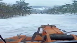 2,5 metreyi bulan karda yol temizleme çalışması