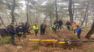 32 metre derinliğindeki çukura düşen keçileri kurtarmak için zorlu mücadele kamerada