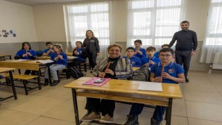 32 yıllık eğitimci öğrencileri ile sıra arkadaşı oldu