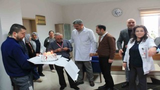 36 yıldır mesaisine 1 saat erken başlayan hastane çalışanına madalya takıldı