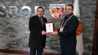 38 Ayar Adam Vali Çiçeke plaket takdim edildi