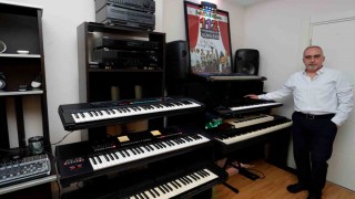 40 yıllık müzik aşkını, nostaljik müzik klavyeleri ile taçlandırdı