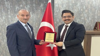 45 yıllık hizmetin ardından emekliliğe ayrılan Tekine başarı plaketi