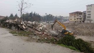5 katlı binanın yıkımında iş makinesinin enkaz altında kalmaktan kurtulduğu anlar kamerada