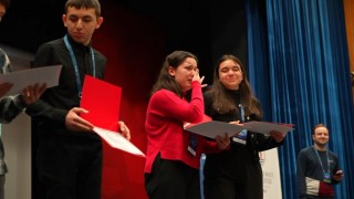 56. Lise Öğrencileri Araştırma Projeleri Bölge Yarışmasını kazanan öğrencilerin sevinç gözyaşları