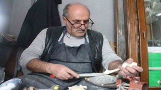 58 yaşındaki adam, çocukluk arkadaşının yanında çıraklık yapmaya başladı