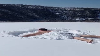 80 santimetre karda kar banyosu yaptı