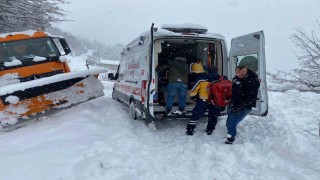 84 yaşındaki kadın yoğun kar altında ambulansa yetiştirildi