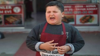 9 yaşındaki Adem, kendine has ‘Kebaba gel, ciğere gel değişiyle ilgi odağı oldu