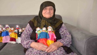 93 yaşındaki Şerife nine yaptığı bez bebekleri çocuklara dağıtıyor