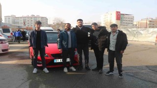 Abartı egzozdan ceza yedikleri aracın önünde hatıra fotoğrafı çektirdiler