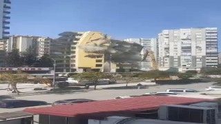 Adanada ağır hasarlı bina kontrollü yıkıldı