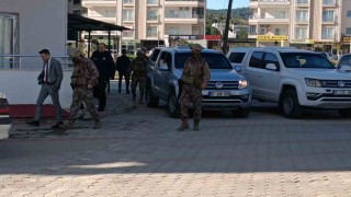 Adanada balkondan ateş edip kendini eve kilitleyen polisi emniyet müdürü ikna etti