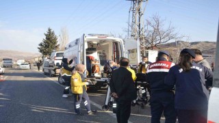 Adıyamanda 16 yaşındaki çocuğun kullandığı araç trafoya çarptı: 3 yaralı