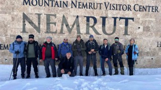 Adıyamanlı dağcılar karla kaplı Nemrut Dağına tırmandı