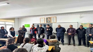 AFAD ekipleri çocukları sevindirdi