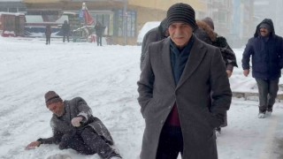 Ağrıda cadde ve sokaklar buz pistine döndü
