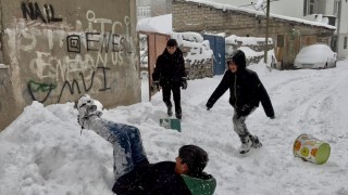 Ağrıda etkili olan kar yağışının tadını çocuklar çıkardı