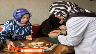 Ağrılı kadınlar kağıt rölyef sanatıyla hem sosyalleşiyor hem kazanıyor