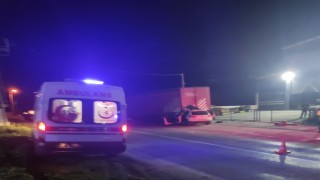 Akhisarda otomobil tıra çarptı: 2 ölü