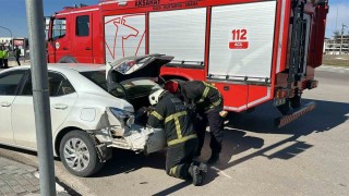 Aksarayda hafif ticari araç ile otomobil çarpıştı: 1 yaralı