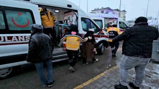 Aksarayda minibüs ile otomobil çarpıştı: 4 yaralı