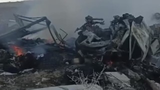 Aksarayda şarampole devrilen kamyonette yangın: 2 yaralı