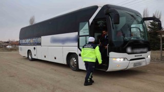 Aksarayda sivil trafik jandarmaları yolcu otobüslerini denetledi