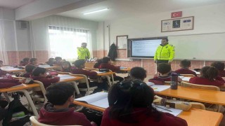 Alacada polis ekipleri öğrencilere trafik bilincini aşılıyor