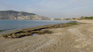 Alanyada deniz suyu 7-8 metre çekildi