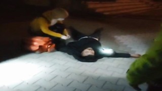 Alevler içinde sızıp kalan 2 kardeşi polisler kurtardı