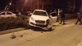 Alkollü sürücü otomobili ile orta refüje çıktı, hafif sıyrıklarla kurtuldu