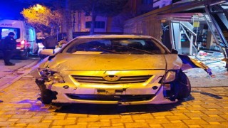 Alkollü sürücünün kullandığı otomobil markete girdi