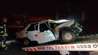Alkollü sürücünün kullandığı Tofaş otomobil tuzlama aracına çarptı: 1i ağır 2 yaralı