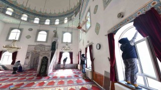 Altıeylül Belediyesi ekiplerinden ibadethane temizliği