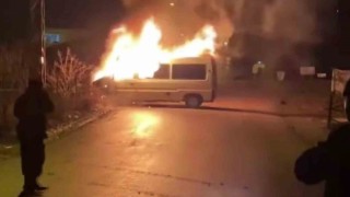 Amasyada seyir halindeki minibüs alev alev yandı