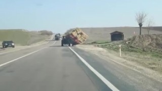 Amasyada traktörün taşıdığı saman balyaları devrildi: O anlar kamerada