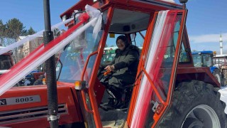 Ana gibi yar olmaz dedi, Sevgililer Gününde annesine traktör hediye etti