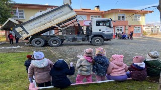 Anaokulu öğrencileri için kamyonla kar getirdiler