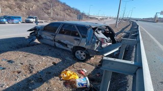 Ankara-Kırıkkale kara yolunda otomobil bariyerlere çarptı: 3 yaralı
