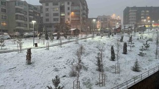 Ankarada akşam saatlerinde başlayan kar etkili oluyor