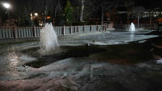 Ankarada hava sıcaklığı eksi 10 dereceye düştü: Kuğulu Parkın havuzu dondu